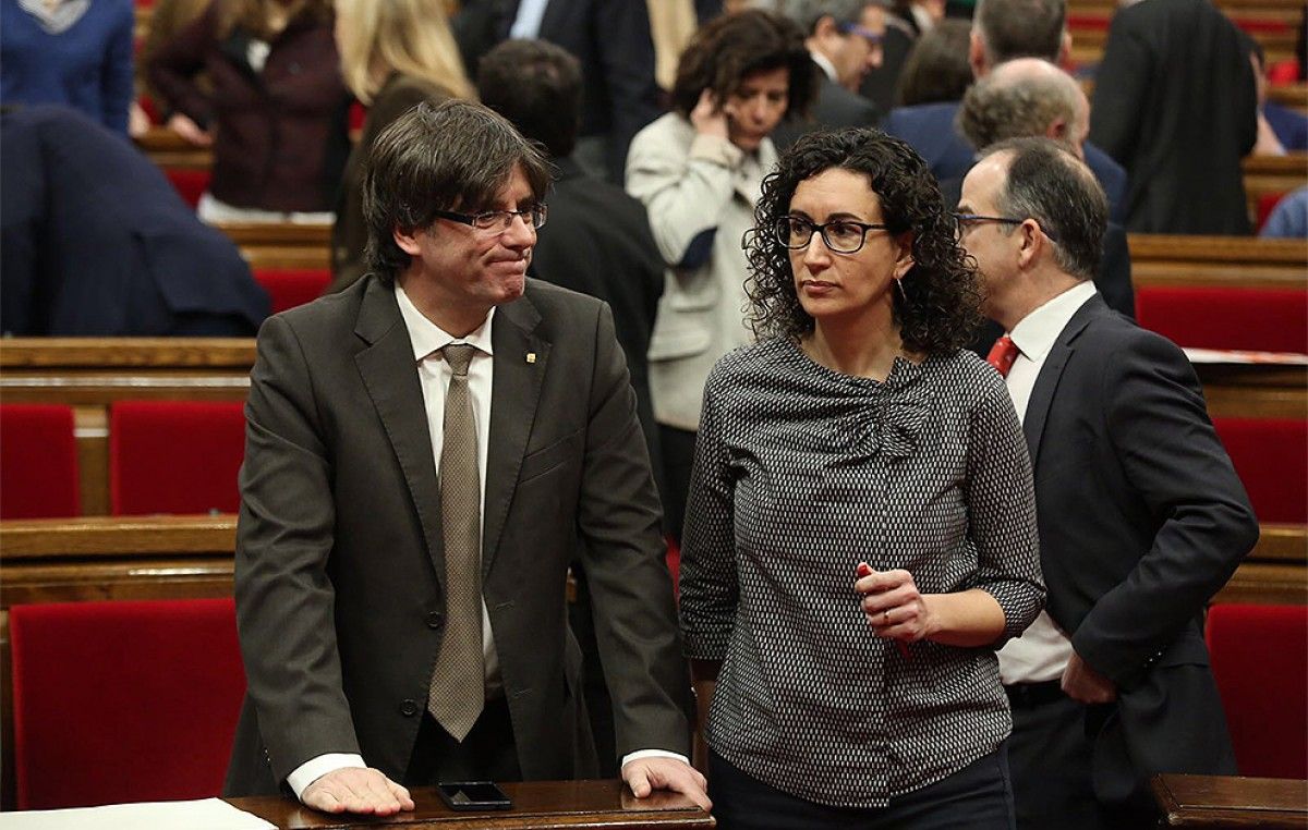 Marta Rovira, al costat de Carles Puigdemont, abans de començar un ple de 2016