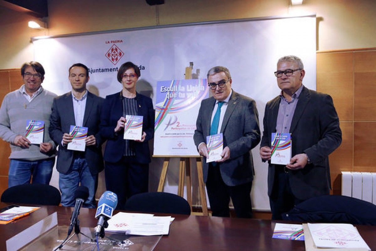 L'alcalde de Lleida, Àngel Ros, amb el tinent d'alcalde Joan Gómez, i els regidors de Ciutadans a la Paeria. 