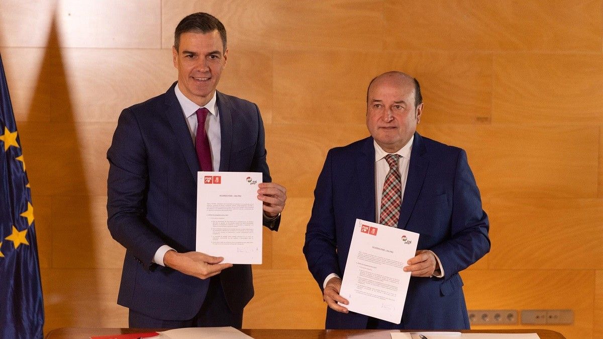 Sánchez i Ortuzar signant l'acord entre PSOE i PNB per a la investidura