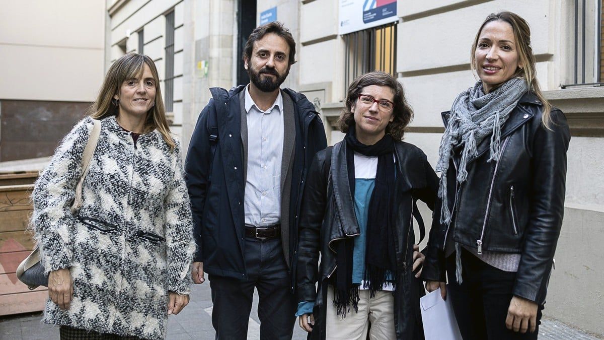 Un grup de mares i pares mobilitzats per retarda l'arribada del mòbil als fills