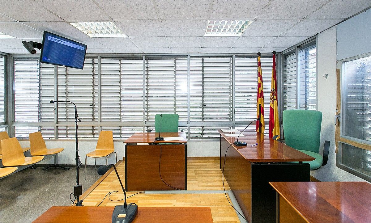 Sala de vistes habilitada per fer-hi judicis telemàtics