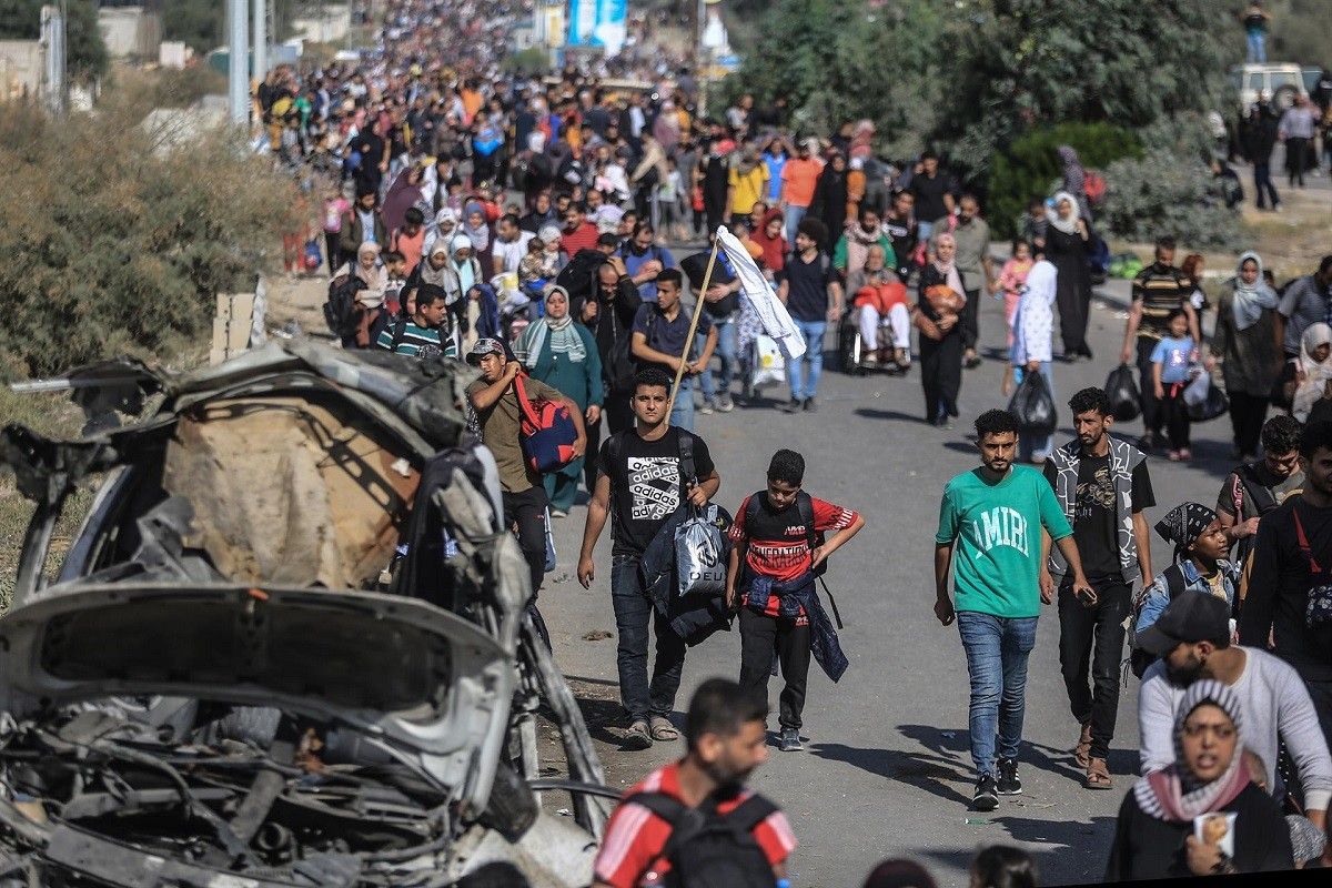 Refugiats palestins marxen de la zona de guerra de Gaza