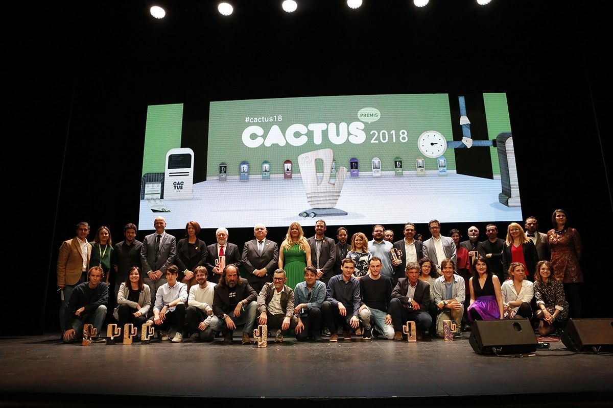 Fotografia de família dels guanyadors de la cinquena edició dels Premis Cactus