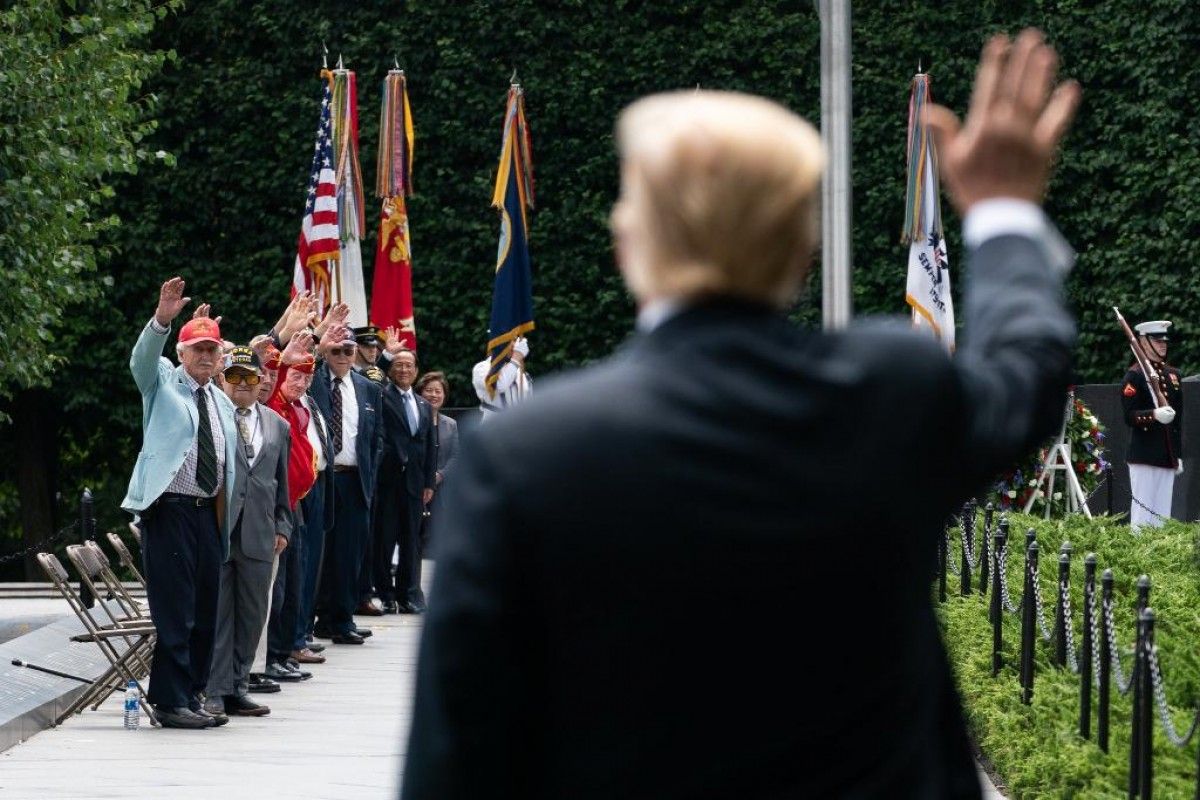 Donald Trump saluda un grup de veterans de la Guerra de Corea.