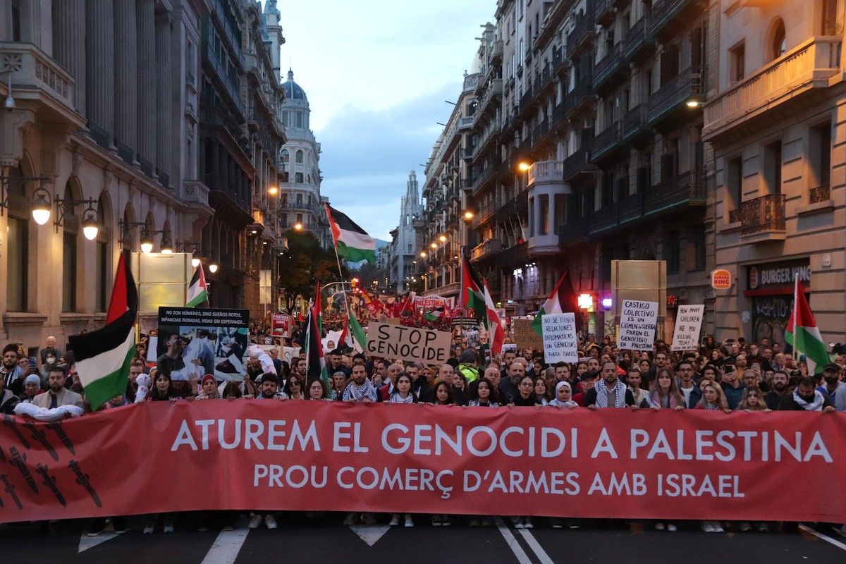 Milers de persones es manifesten a Barcelona contra el 