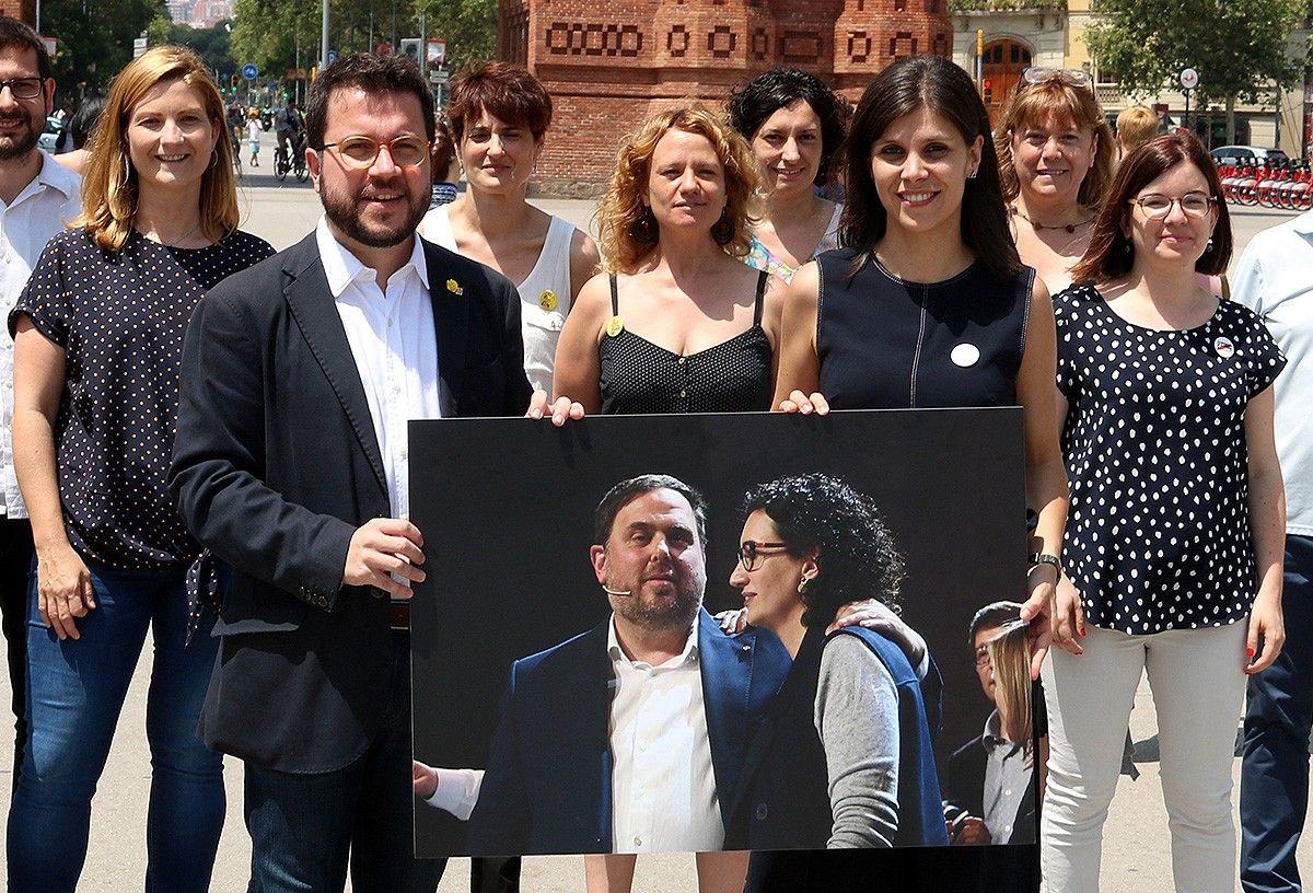L'executiva d'ERC aguanta una fotografia de Marta Rovira i Oriol Junqueras
