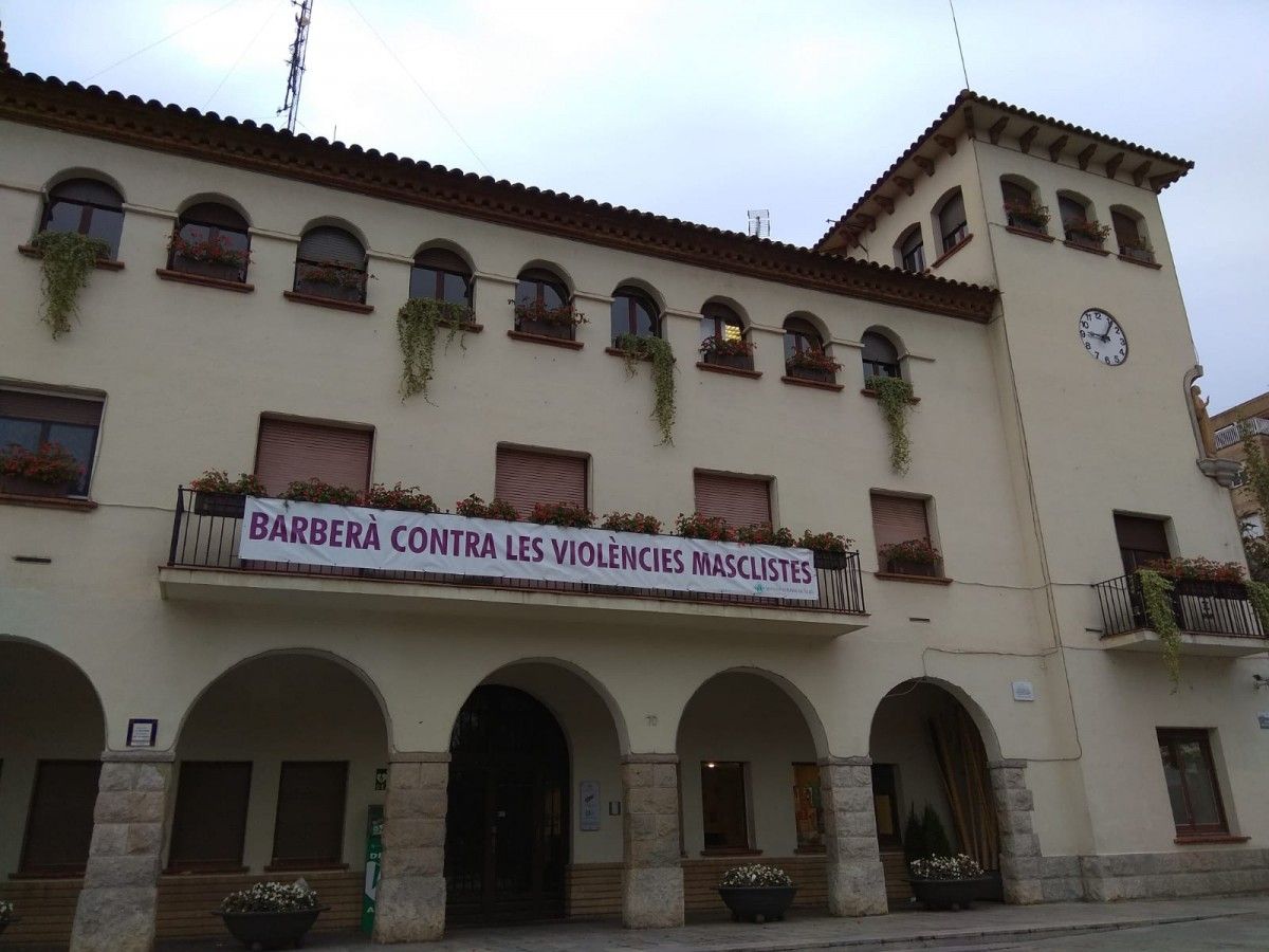 La pancarta contra la violència masclista a l'Ajuntament de Barberà