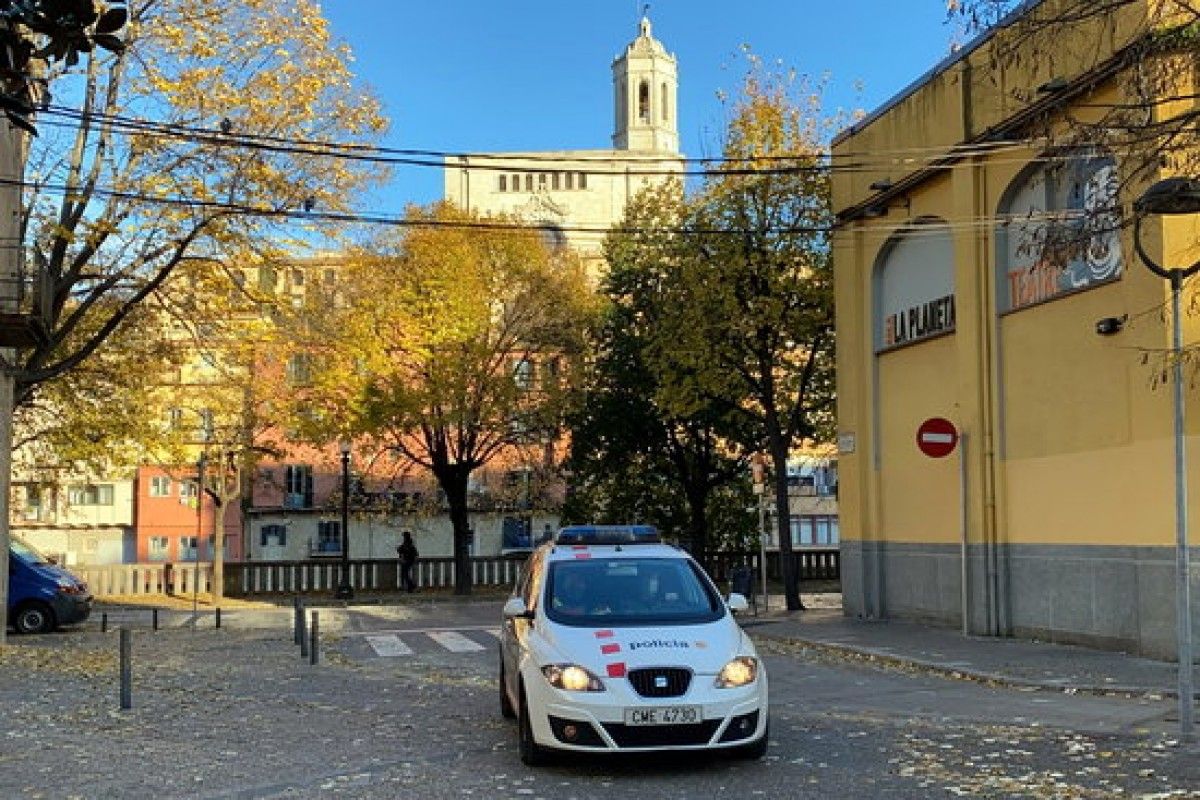 Els Mossos davant dels jutjats de Girona.