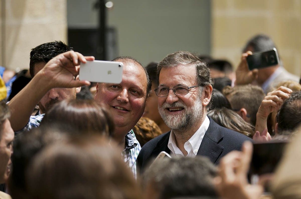 Mariano Rajoy, content, en un acte de Cadis