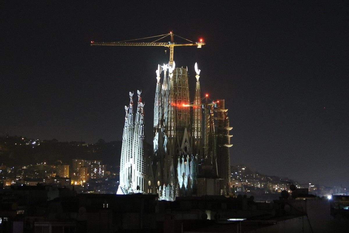 La Sagrada Família amb les torres dels evangelistes il·luminades