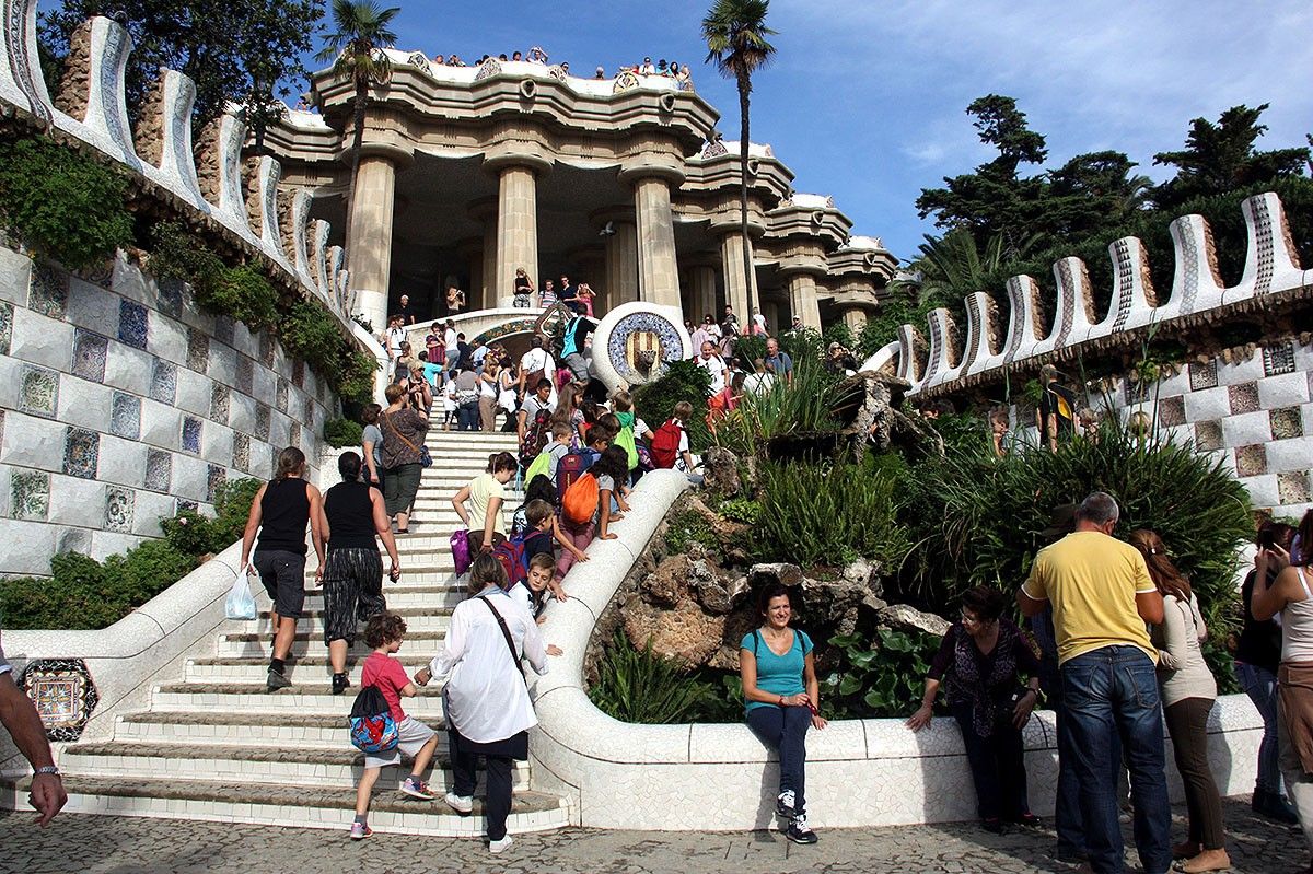Turistes al Park Güell, en imatge d'arxiu