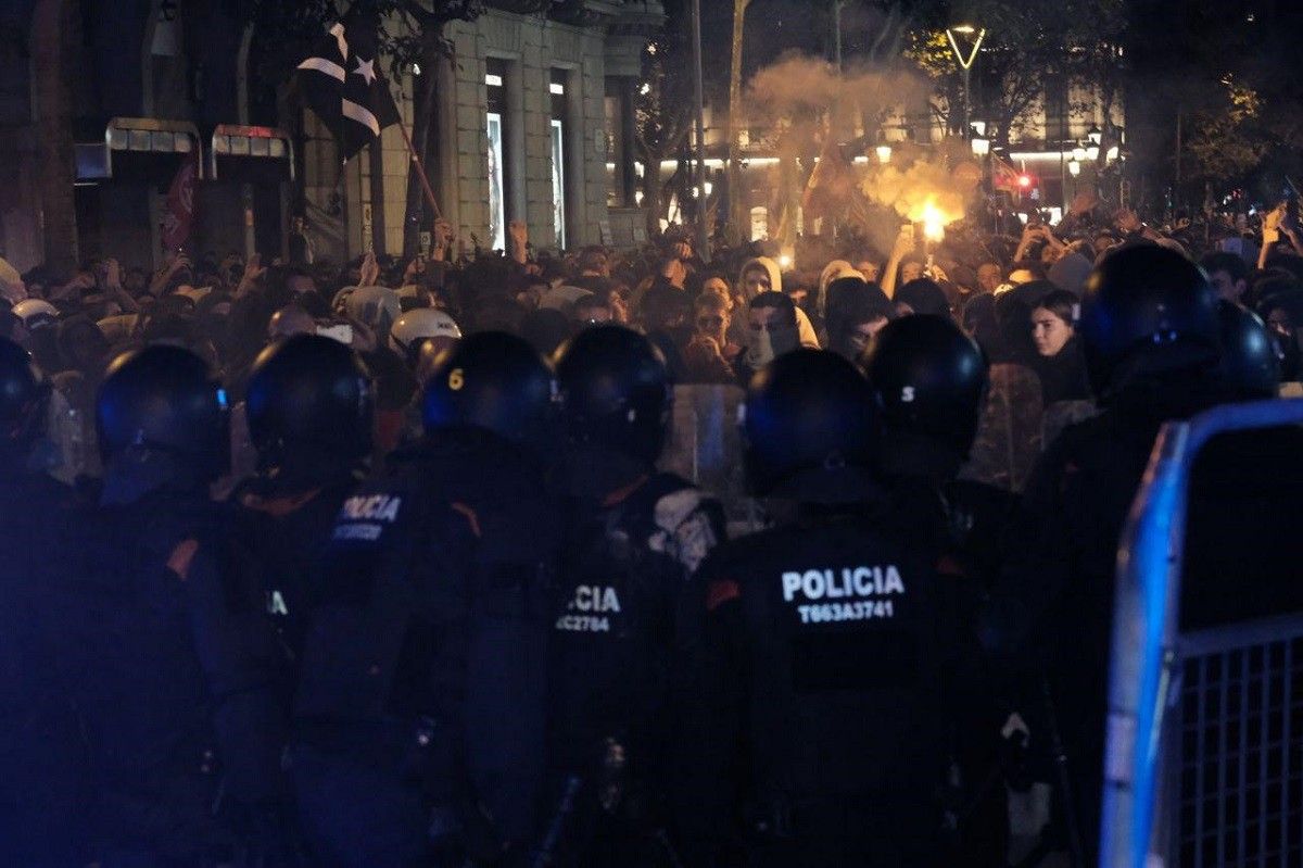 Actuació policial a Barcelona en la segona jornada de protestes per la sentència del Suprem. 