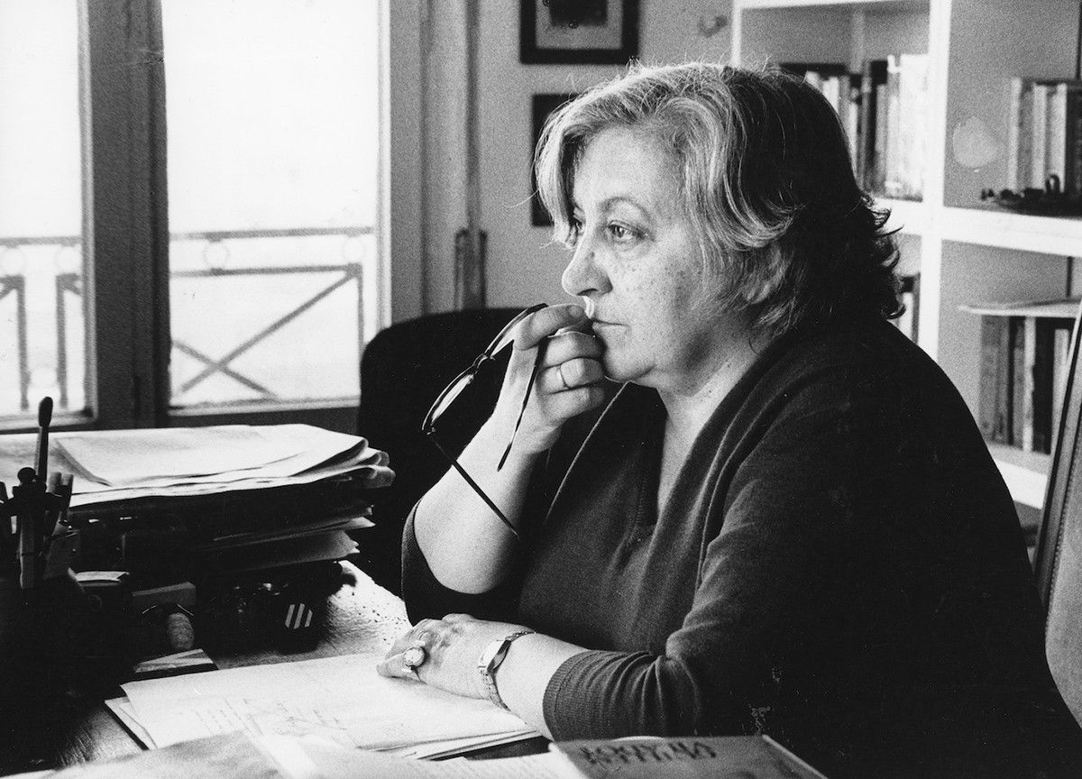 Maria Aurèlia Capmany, al seu despatx l'any 1974