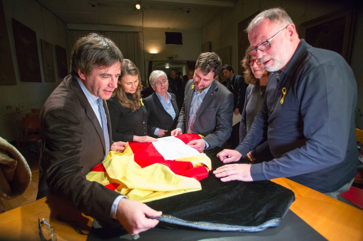 Puigdemont i els consellers a l'exili després de l'acte de lliurament de la bandera