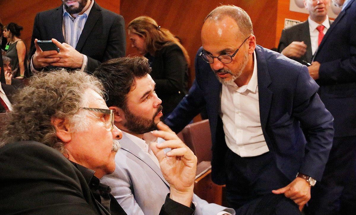 Carles Campuzano, del PDECat, parla amb Rufián i Tardà (ERC) en un acte a Madrid