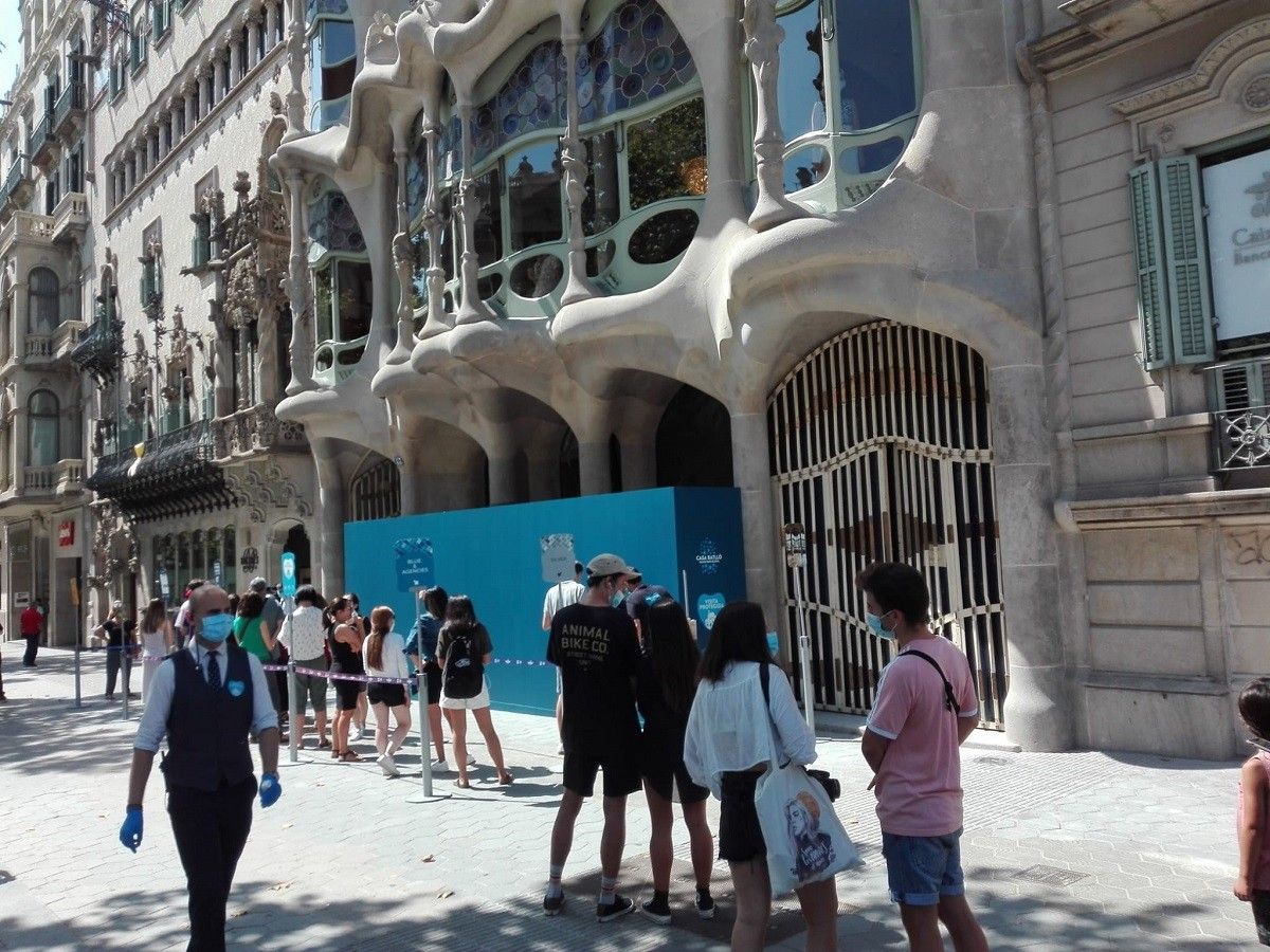 Cua de turistes per entrar a la Casa Batlló.