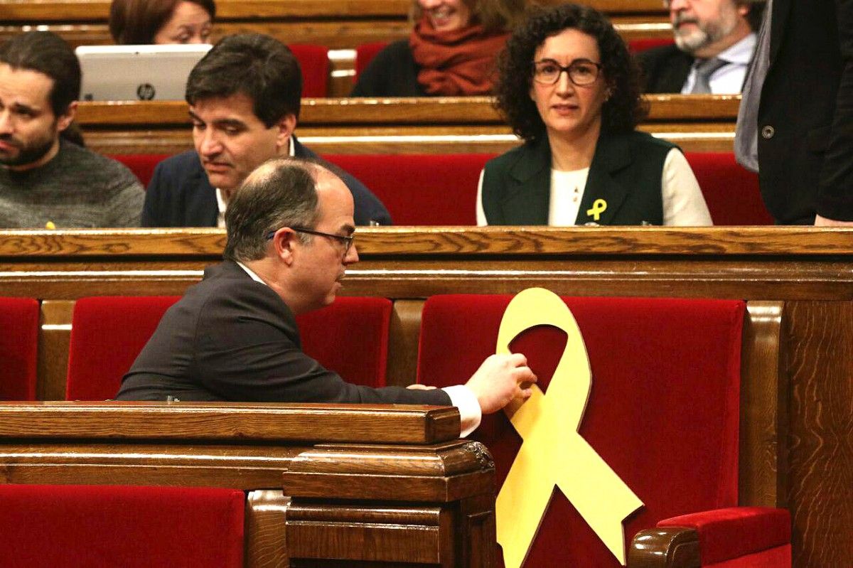 Jordi Turull, col·locant el llaç groc a l'escó de Jordi Sànchez