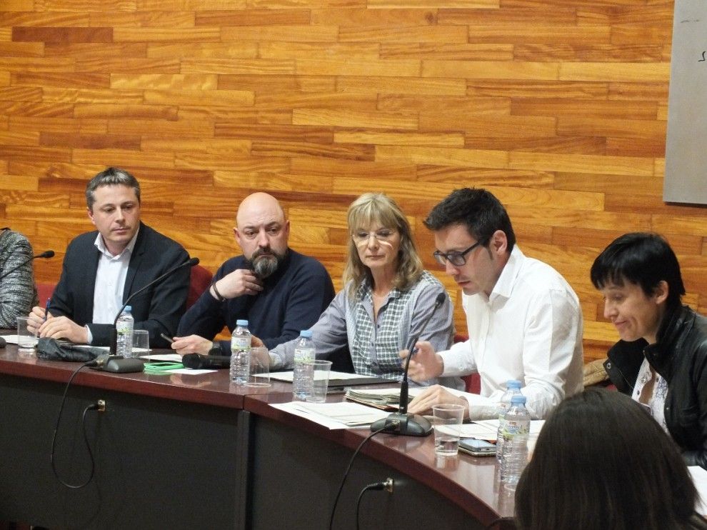 El portaveu d'ERC, Sergi Albrich, es dirigeix a l'alcalde Ramon Roqué (MES) per opinar sobre les inversions