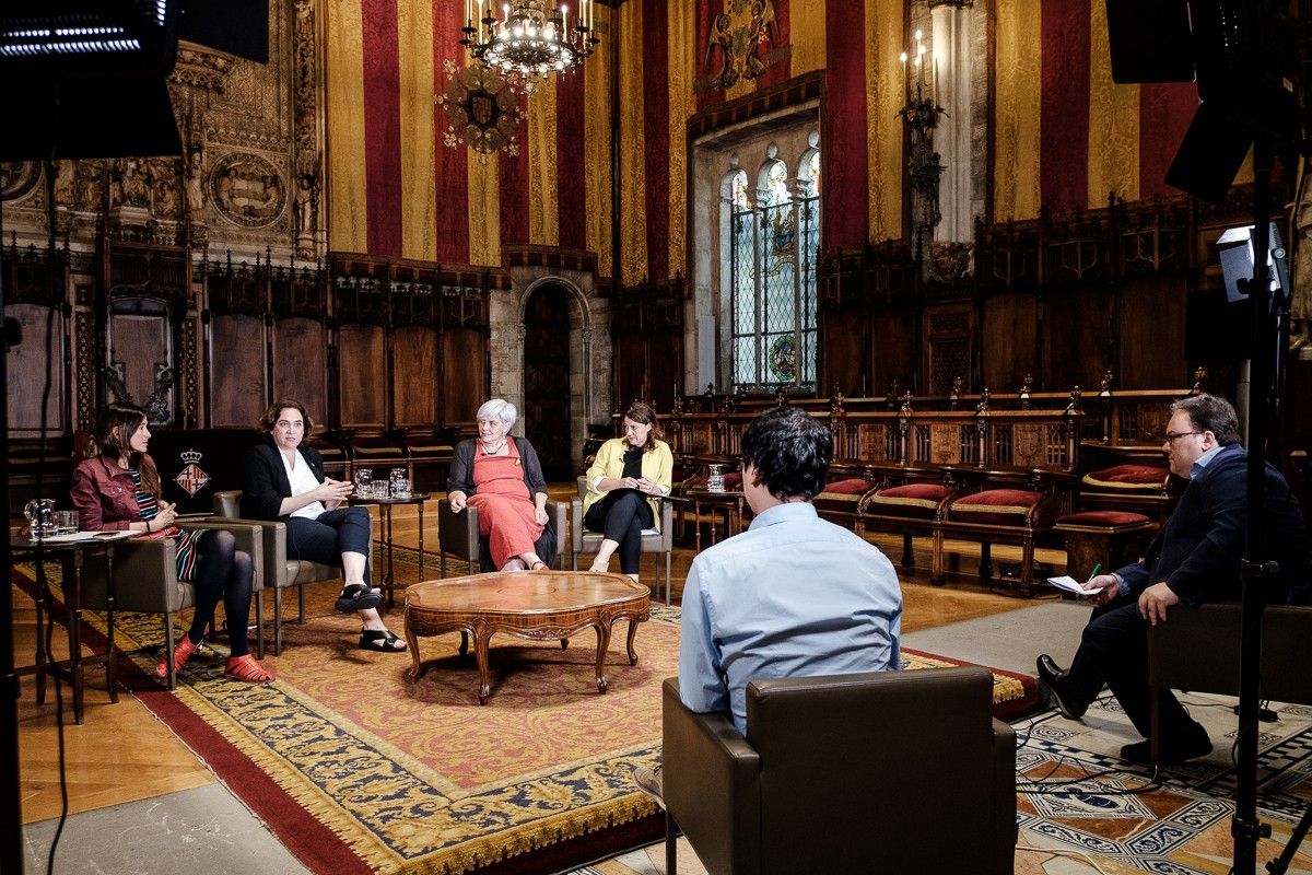 Núria Parlon, Ada Colau, Dolors Sabater i Mercè Conesa, al Saló de Cent de l'Ajuntament de Barcelona