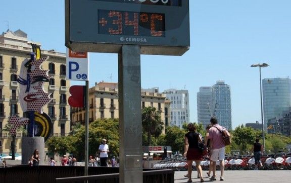 Un termòmetre a la ciutat de Barcelona indica altes temperatures