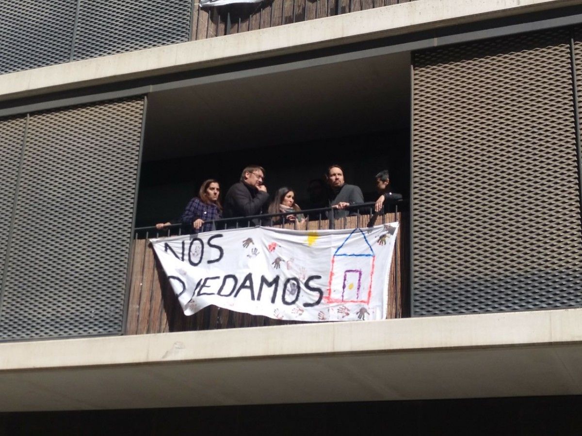 Xavier Domènech i Pablo Iglesias a l'edifici afectat per la compra de Goldman Sachs