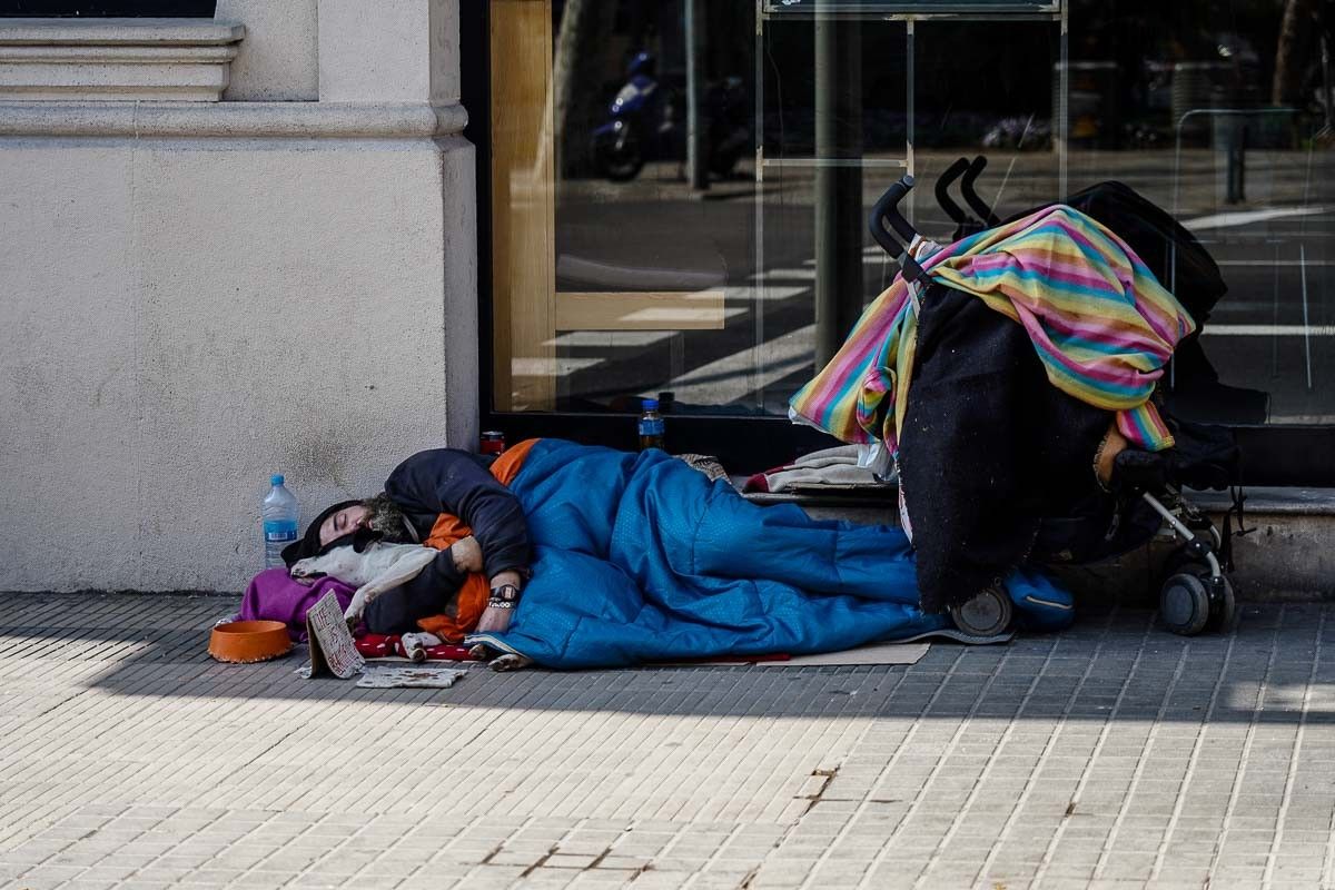 Una persona sense sostre dormint al centre de Barcelona