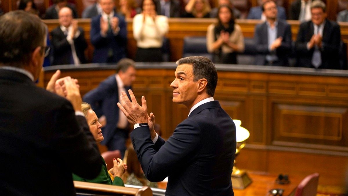 Pedro Sánchez, aplaudit aquest dimecres pels diputats socialistes.