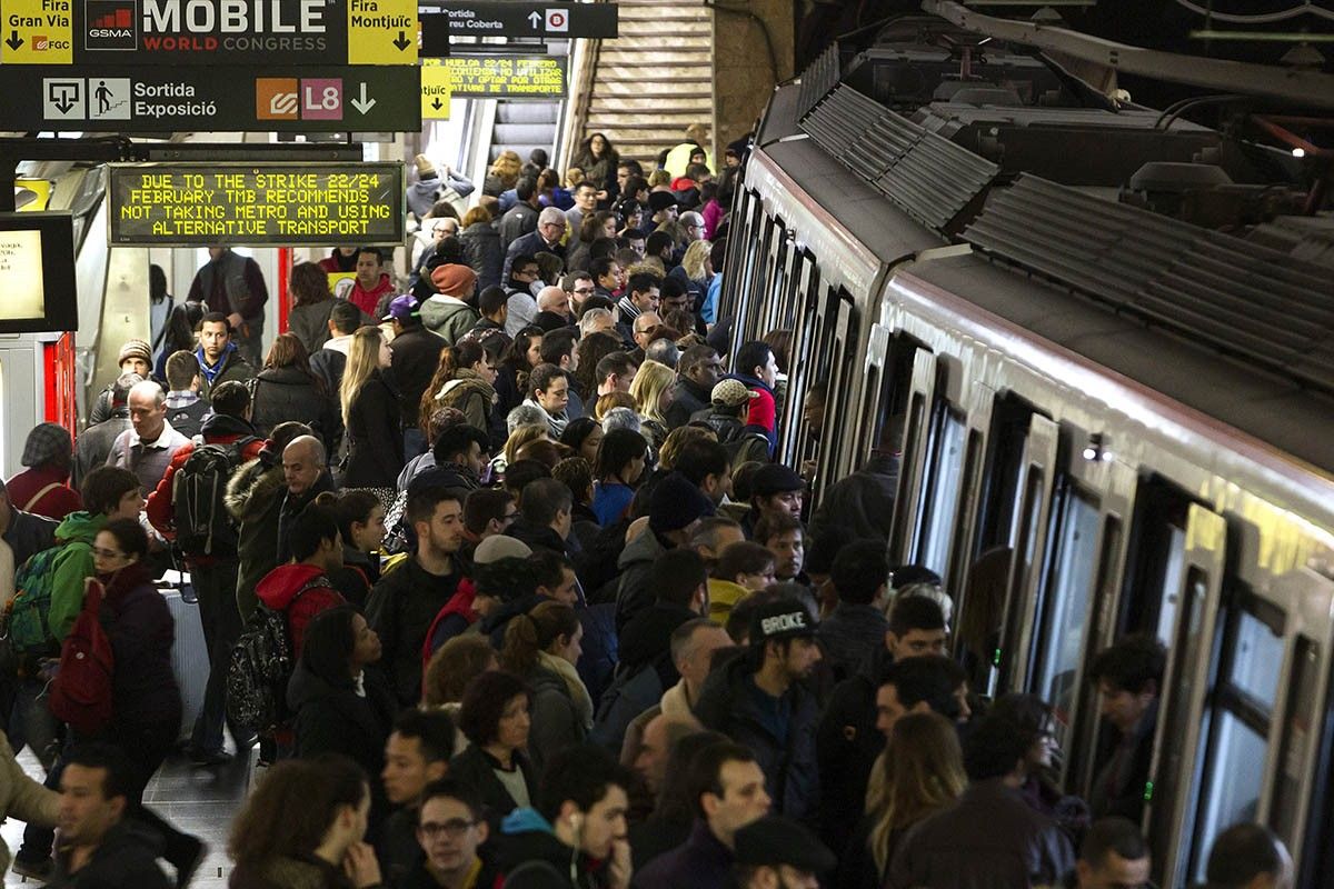 Usuaris del metro esperant a l'andana de l'estació de Plaça Espanya
