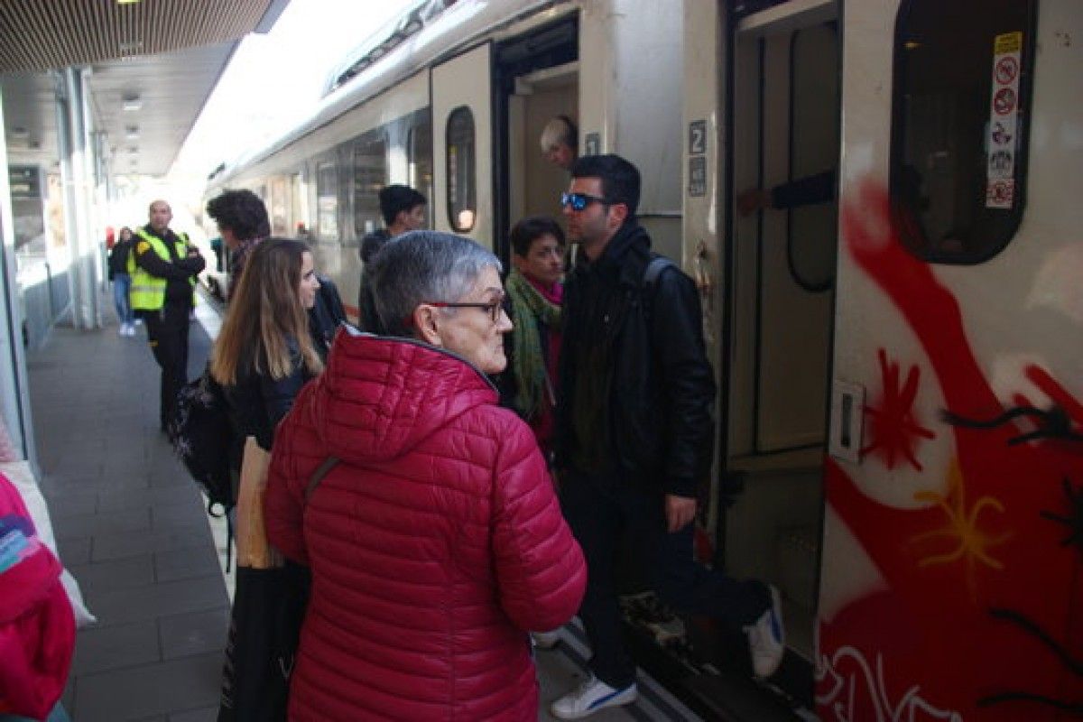 Passatgers a l'estació de Tarragona, el dia de la posada en marxa del nou tram del corredor.