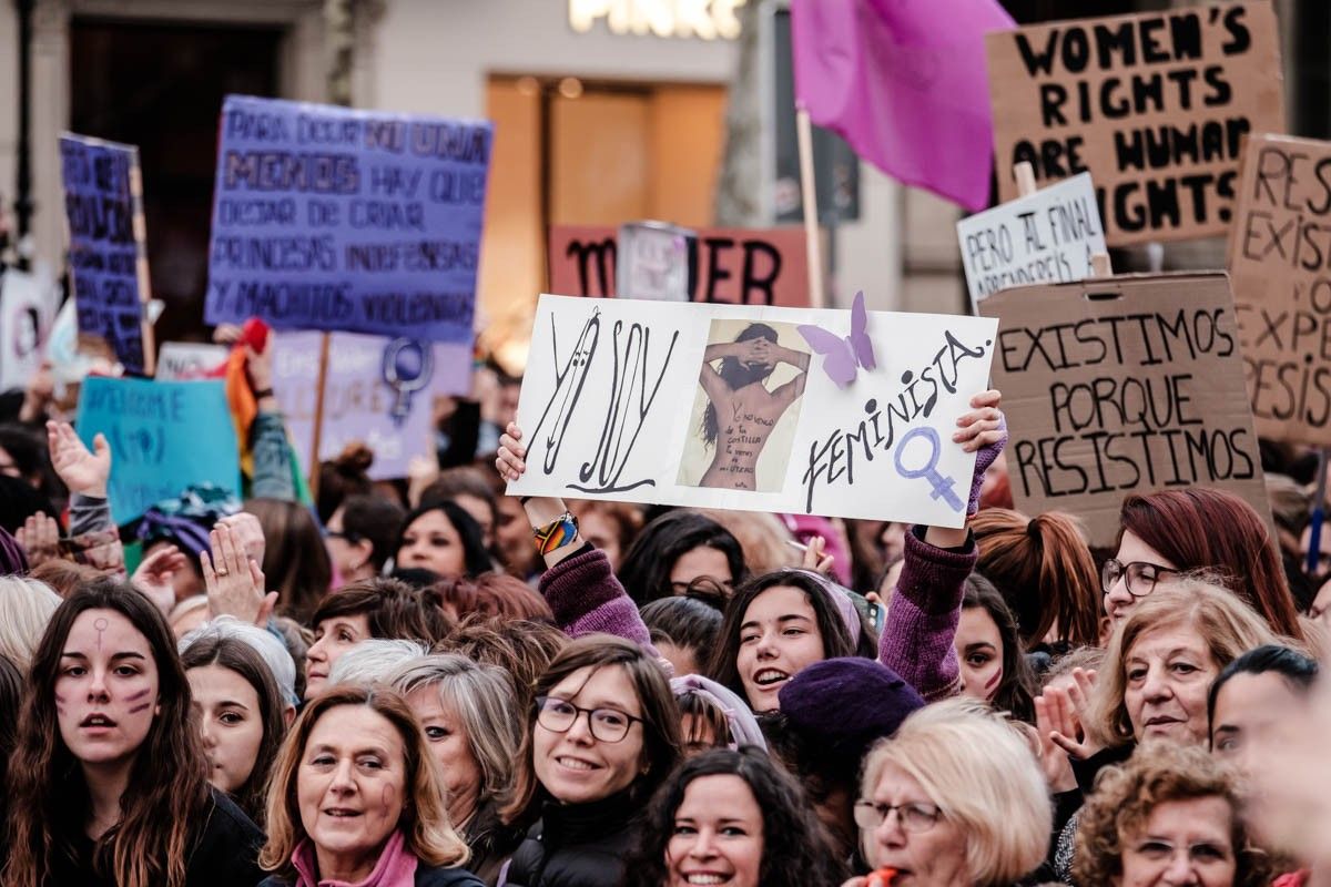 La manifestació feminista, al passeig de Gràcia de Barcelona.