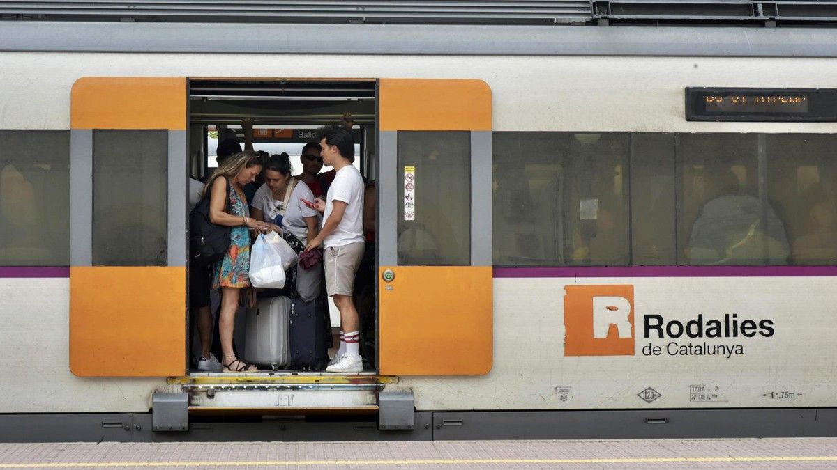 Passatgers en un tren de Rodalies