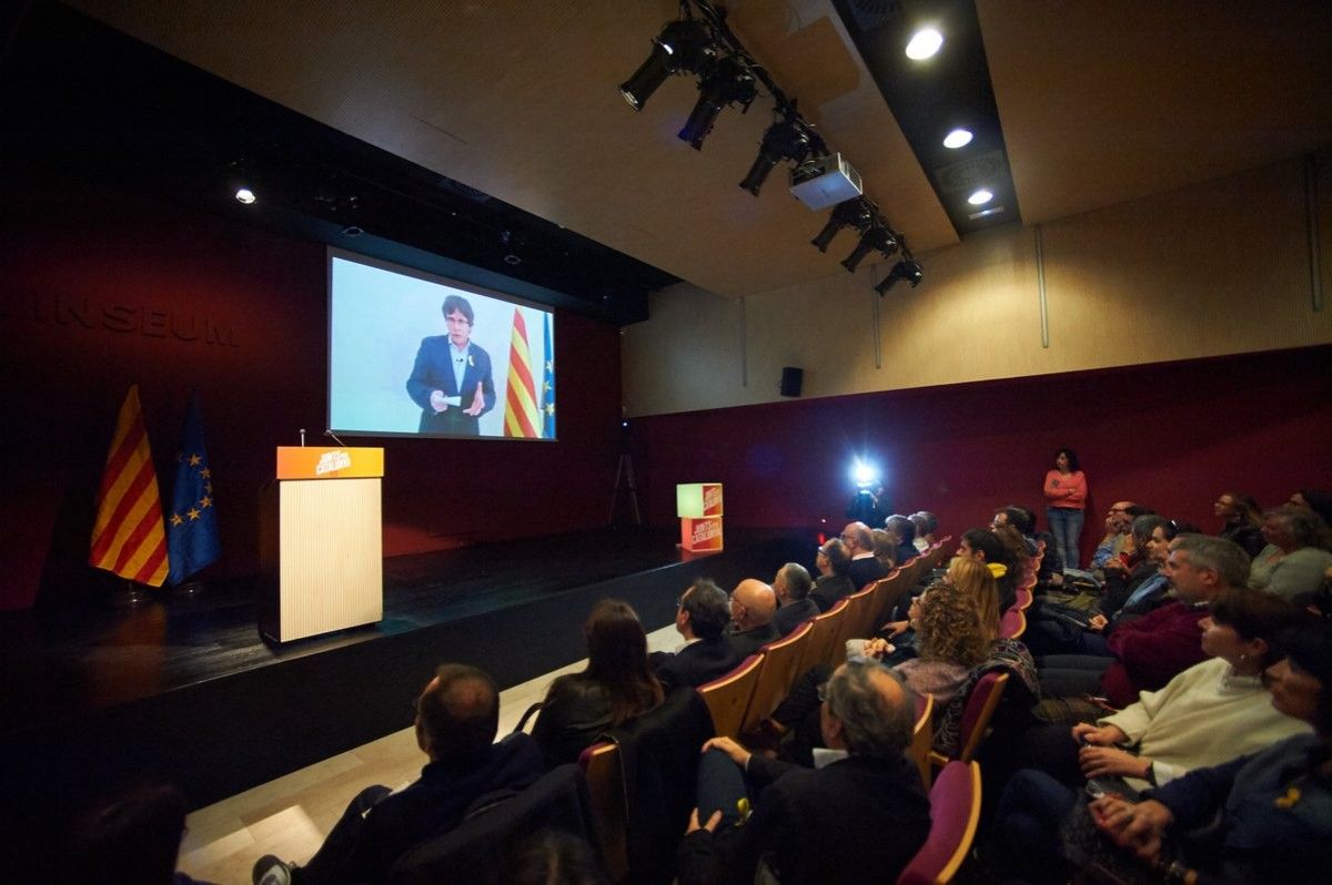 Carles Puigdemont intervé en la reunió dels diputats i candidats de JxCat