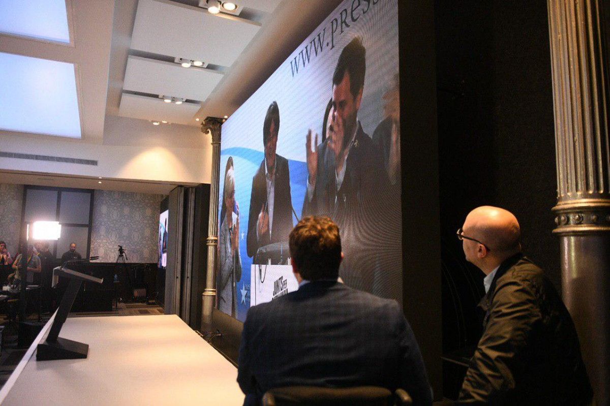 David Bonvehí observa Puigdemont en una pantalla la nit electoral de les europees del 2019. 