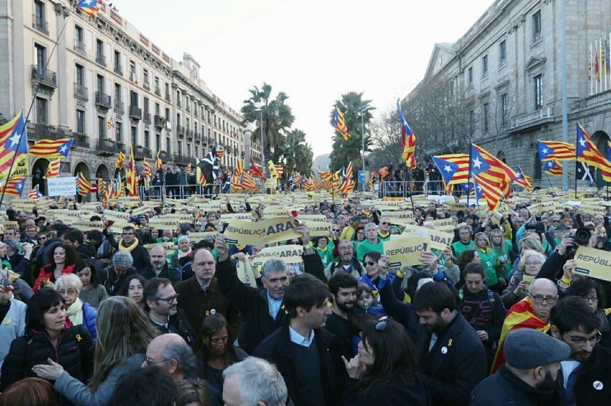 Milers de persones han participat aquest diumenge en la manifestació convocada a Barcelona per l'ANC