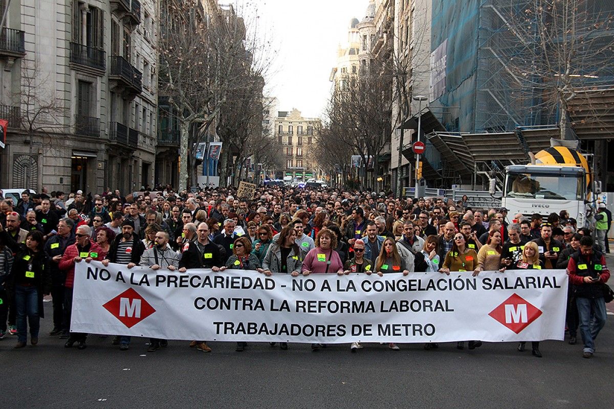 Manifestació dels treballadors de metro pel centre de Barcelona per Via Laietana, aquest dilluns