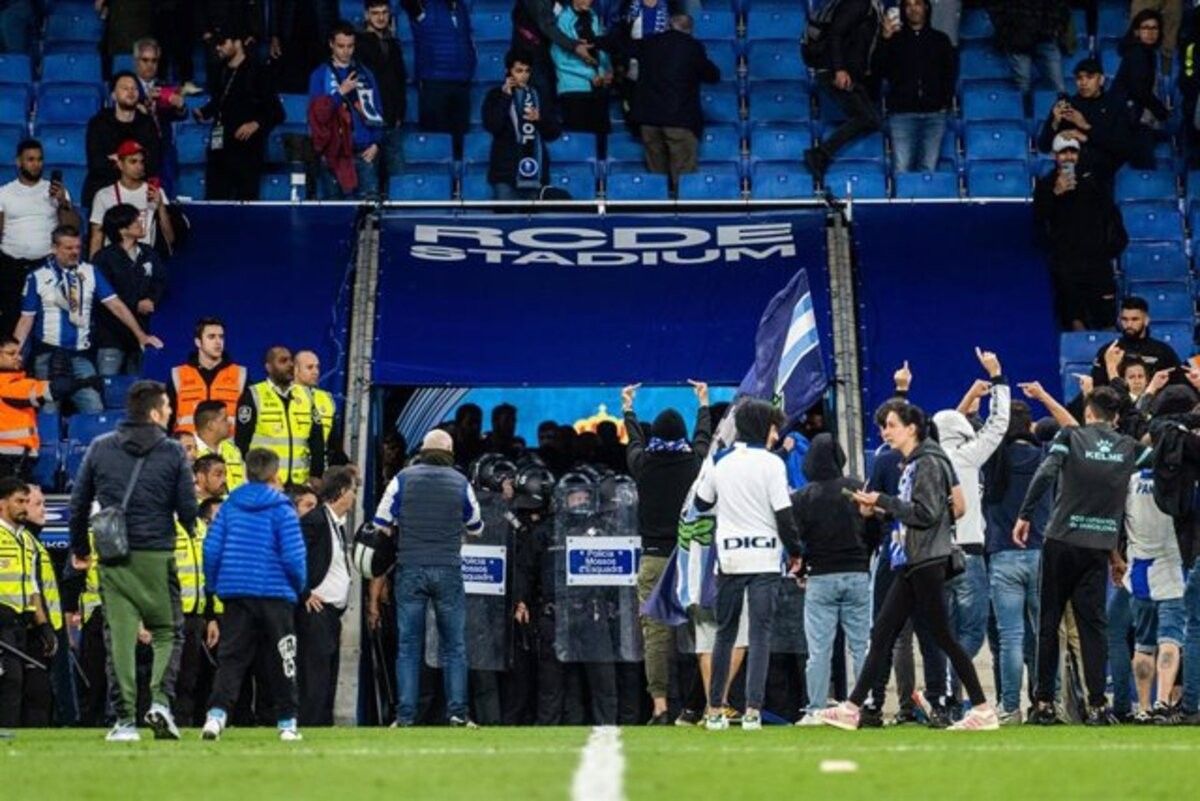 Aficionats de l'Espanyol envaeixen el camp durant la celebració del títol de lliga del Barça