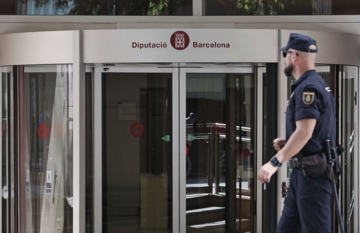 Un agent policial, davant les portes de la Diputació de Barcelona, durant l'escorcoll de la UDEF.