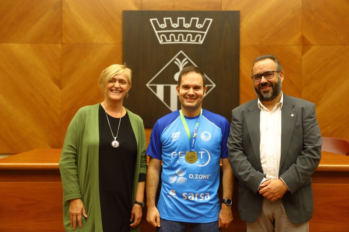 La tercera tinent d'alcalde i el vicepresident del CN Sabadell amb el palista campió del món