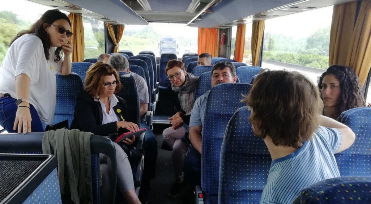 Familiars dels presos polítics al bus en direcció a Estrasburg. 