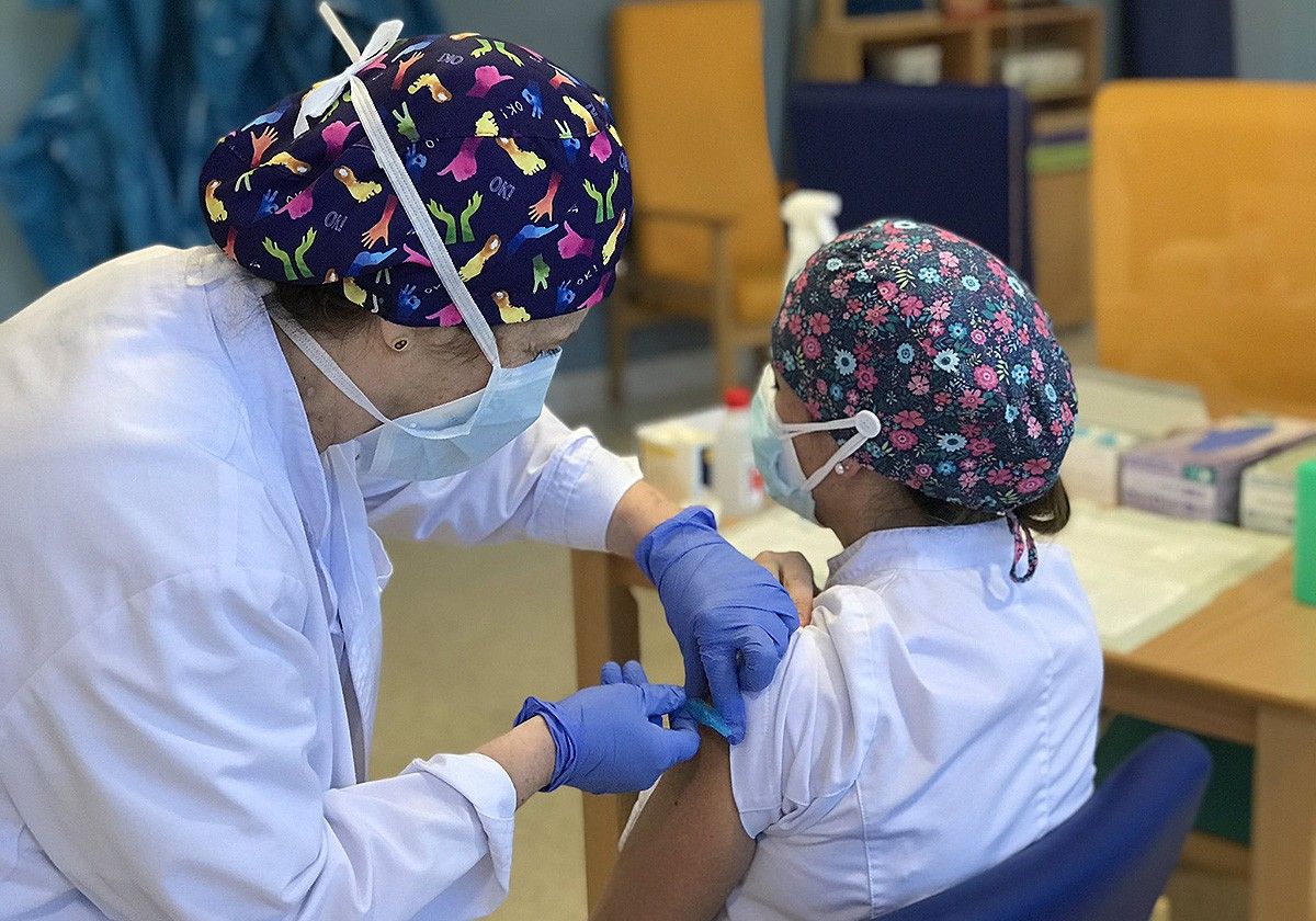 Administrant la primera dosi de la vacuna a professionals de l'Hospital de Campdevànol