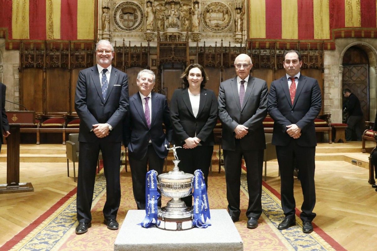 L'alcaldessa de Barcelona, Ada Colau, president del Banc Sabadell, Josep Oliu, i president del Grup Comte de Godó en la presentació del Trofeu Comte de Godó