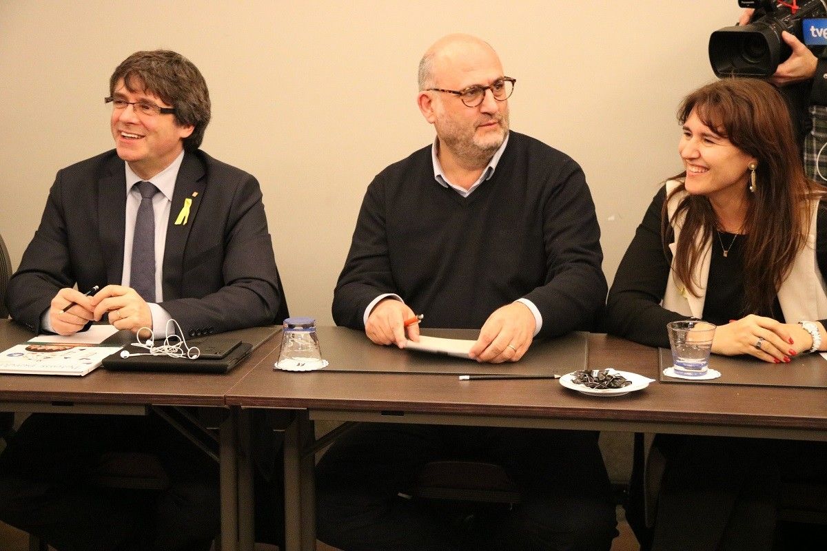 Carles Puigdemont, amb Eduard Pujol i Laura Borràs a Brussel·les