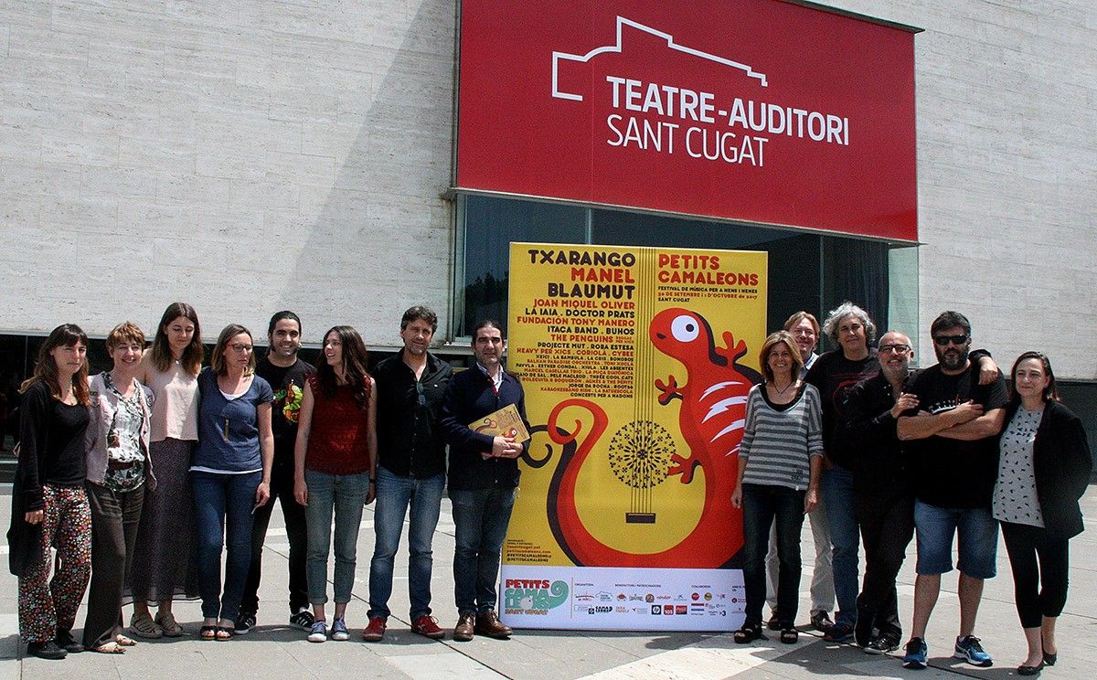 L'equip que organitza el Petits Camaleons, a l'entrada del Teatre Auditori de Sant Cugat