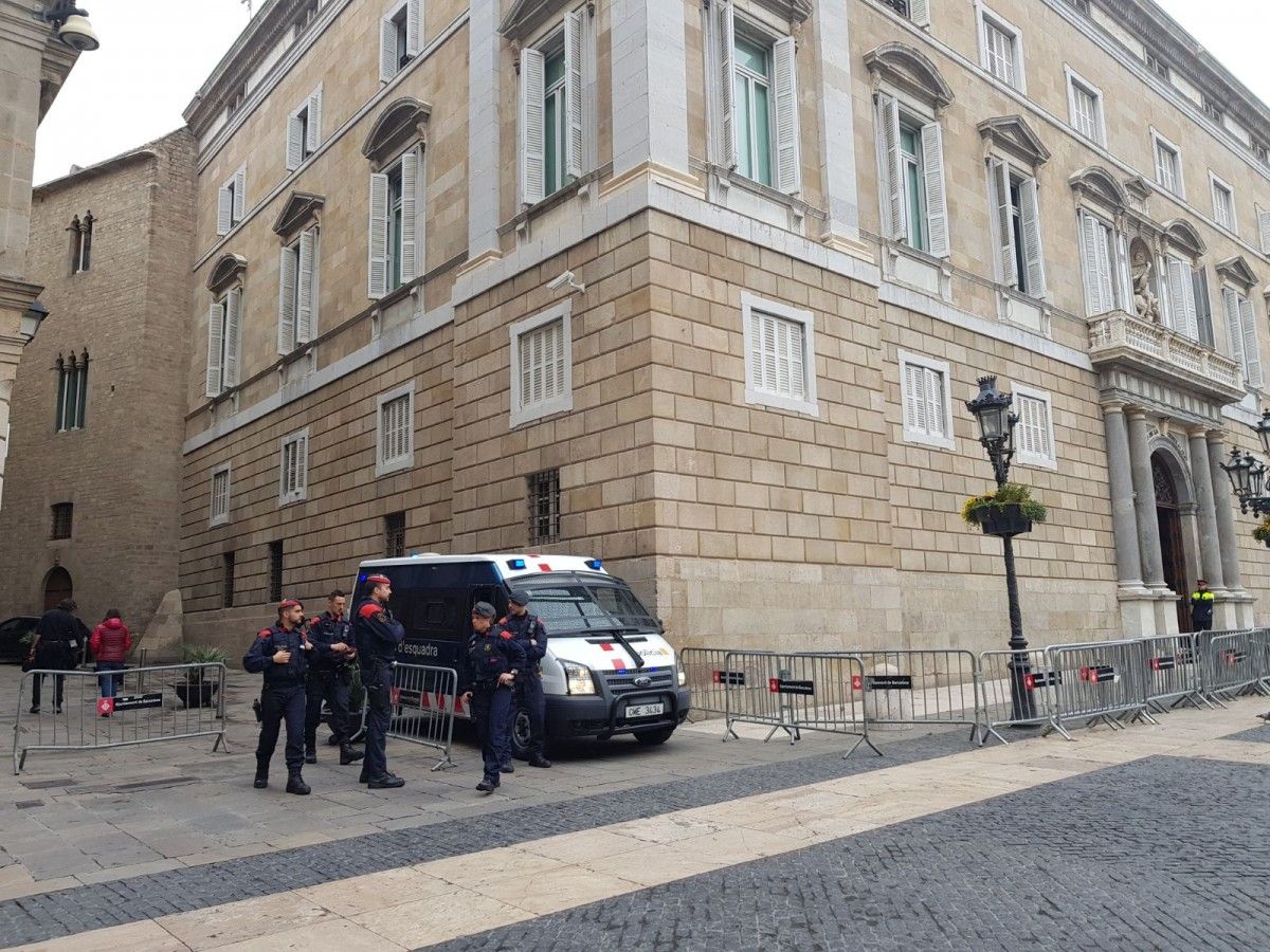 Agents dels Mossos d'Esquadra, al Palau de la Generalitat