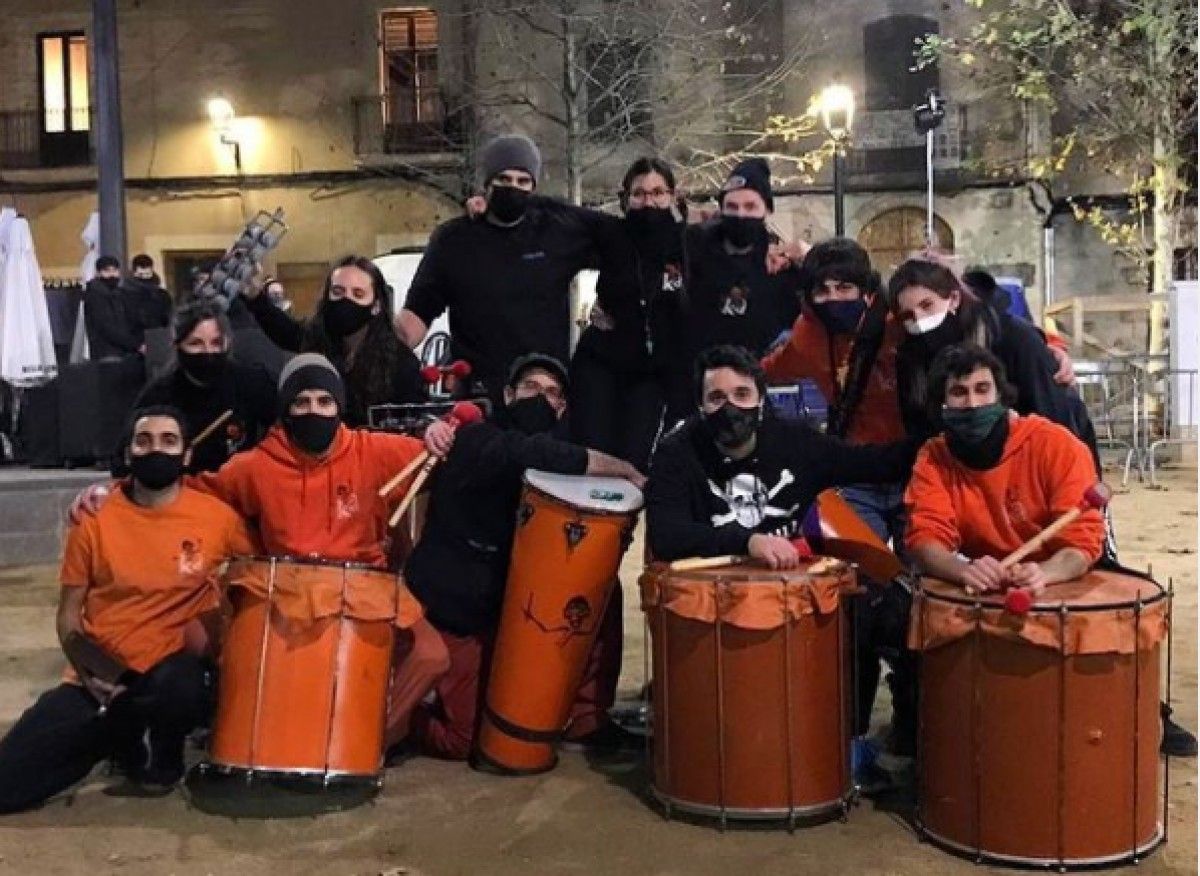 Els integrants de la banda en un assaig a la plaça de Barcelona