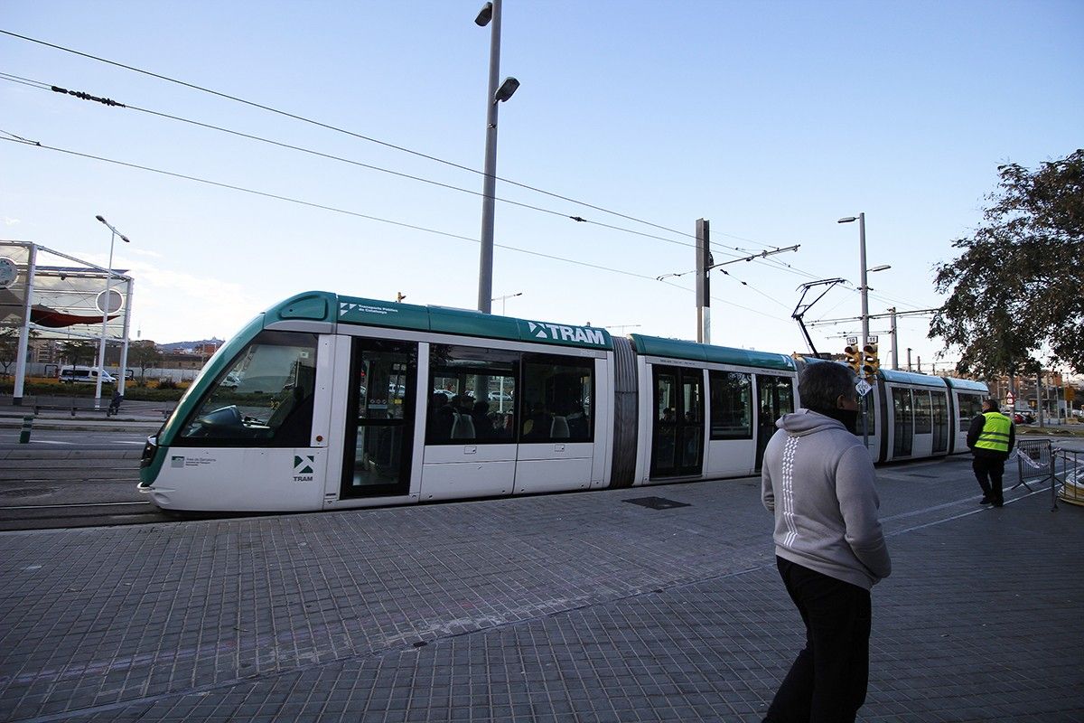 Un tramvia a la plaça de Glòries