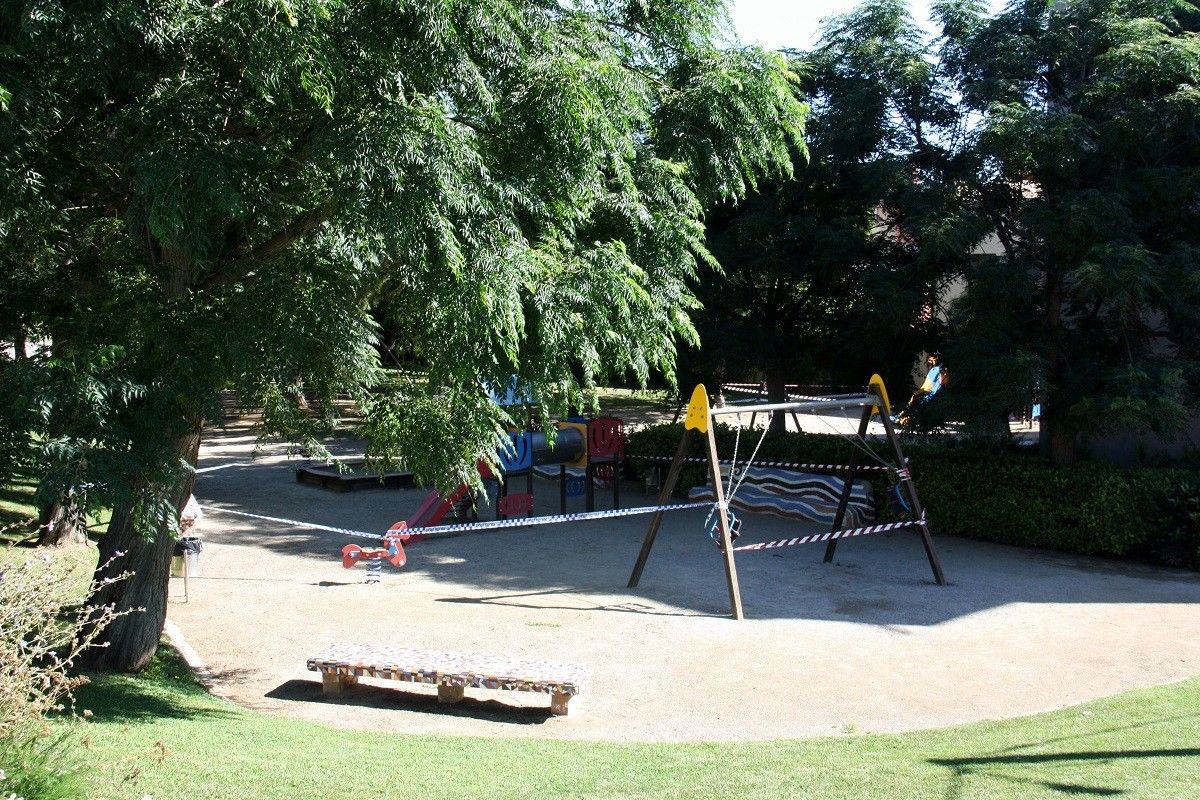 Un parc infantil precintat a Alcarràs, al Segrià.