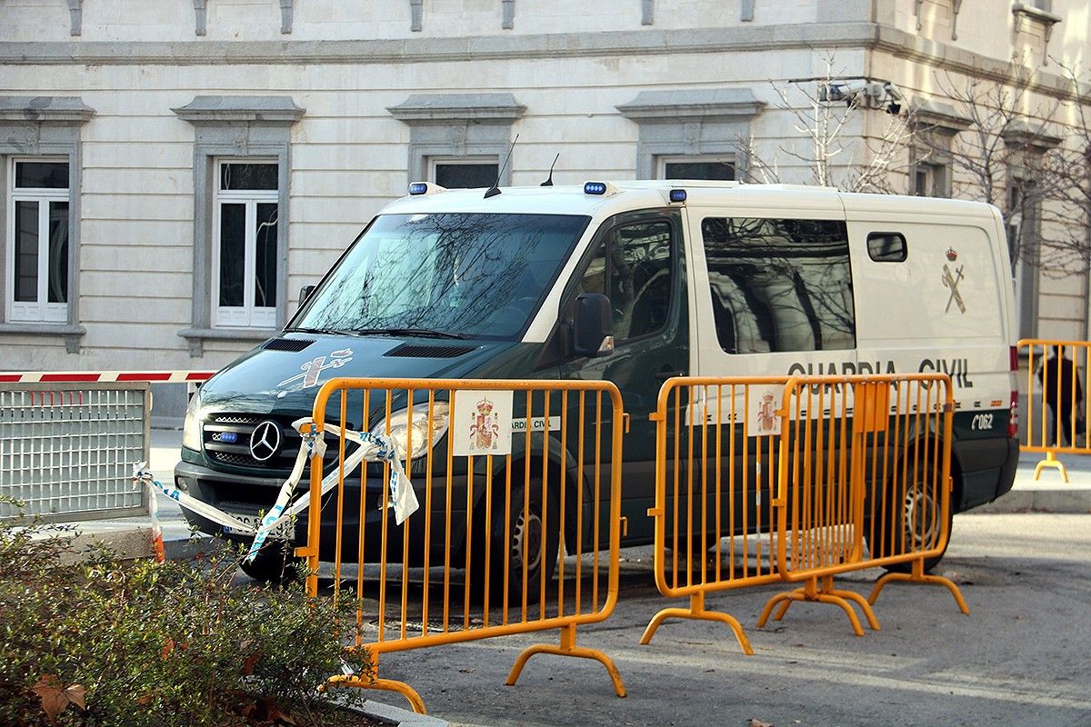La furgoneta que ha traslladat Sànchez i Forn a l'Audiència Nacional
