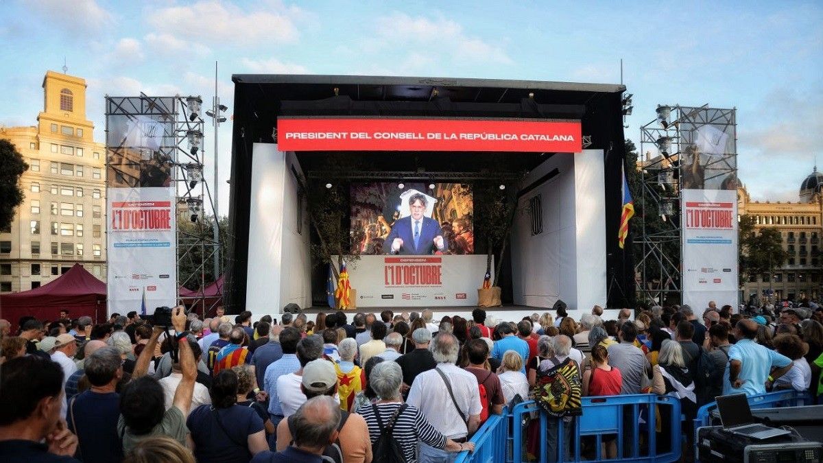 Carles Puigdemont, en un acte del Consell a Plaça Catalunya.
