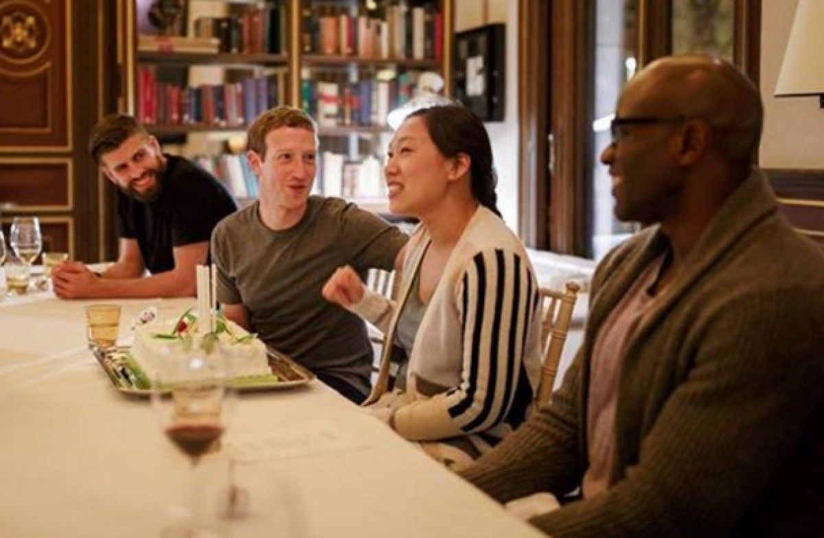 Gerard Piqué, Mark Zuckerberg i la seva dona, sopant aquest dimecres al vespre.